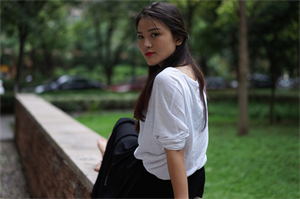 在外滩的长椅上享受夜晚的清风